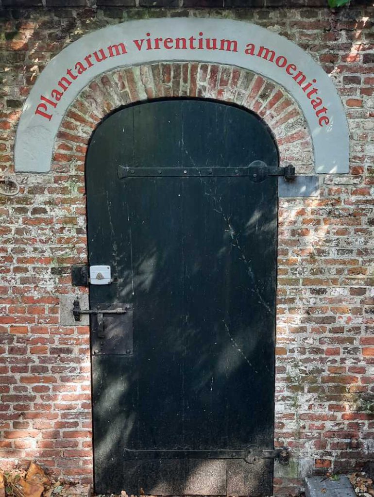 Poort in de tuin van Domus Spinoza