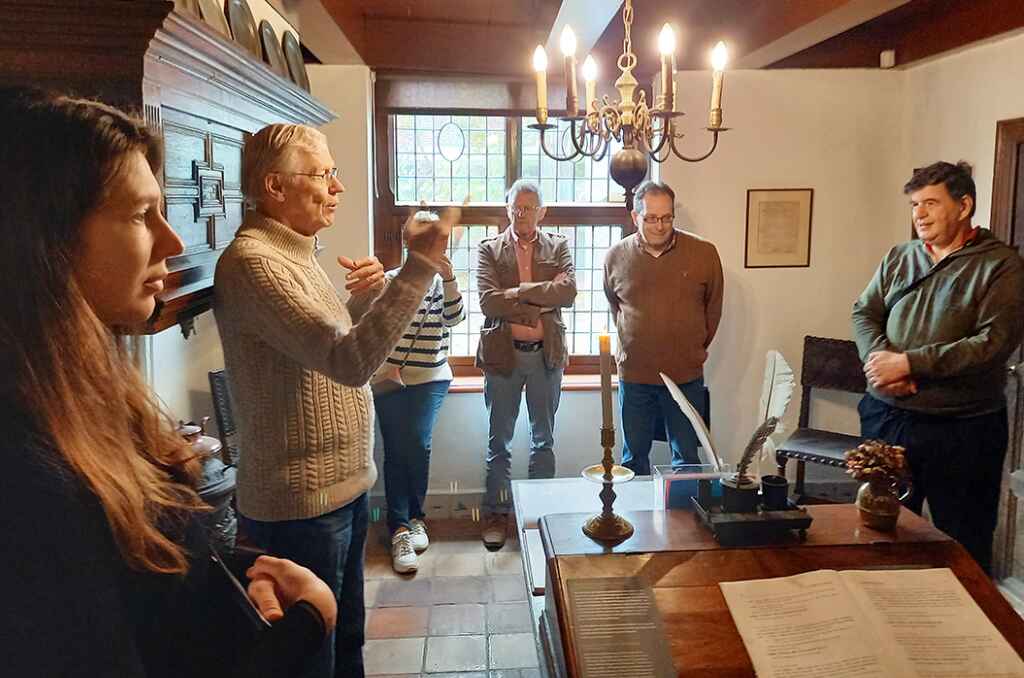 Rondleiding aan bezoekers van Het Spinozahuis