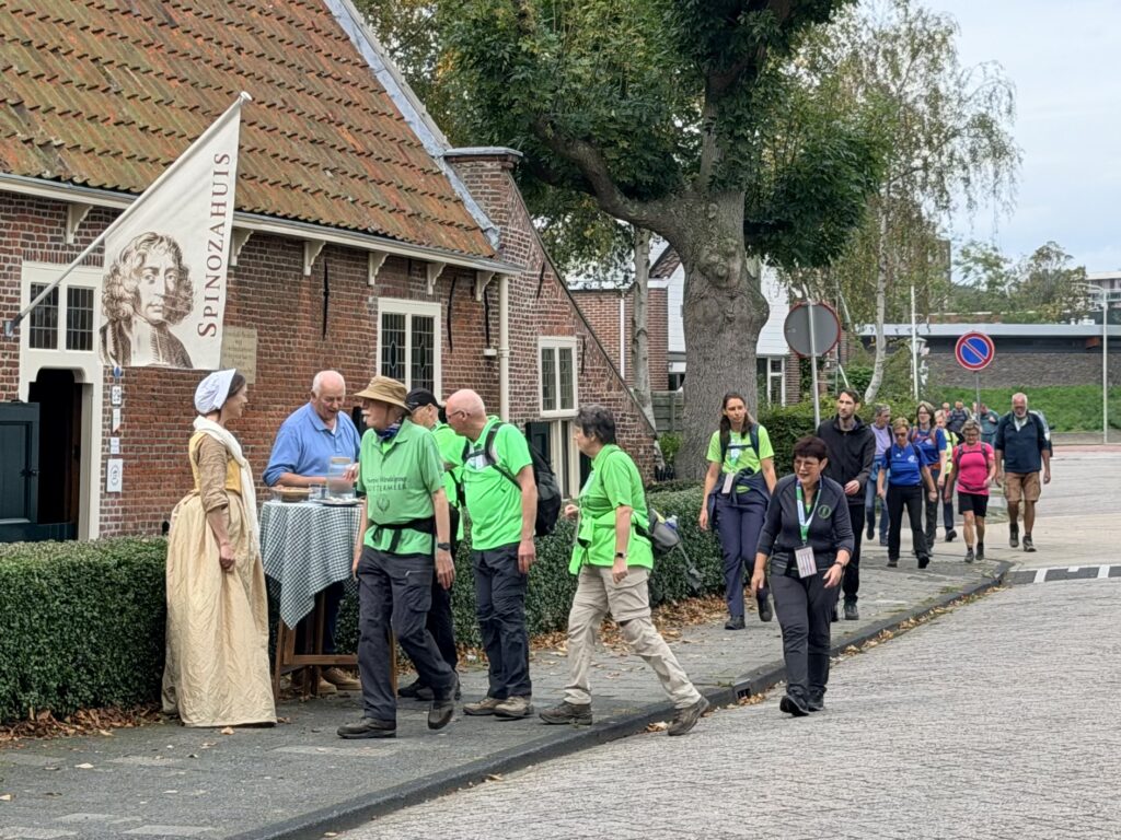 Wandelaars bij het museum
